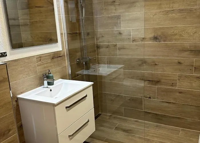 Leonorus Apartament *